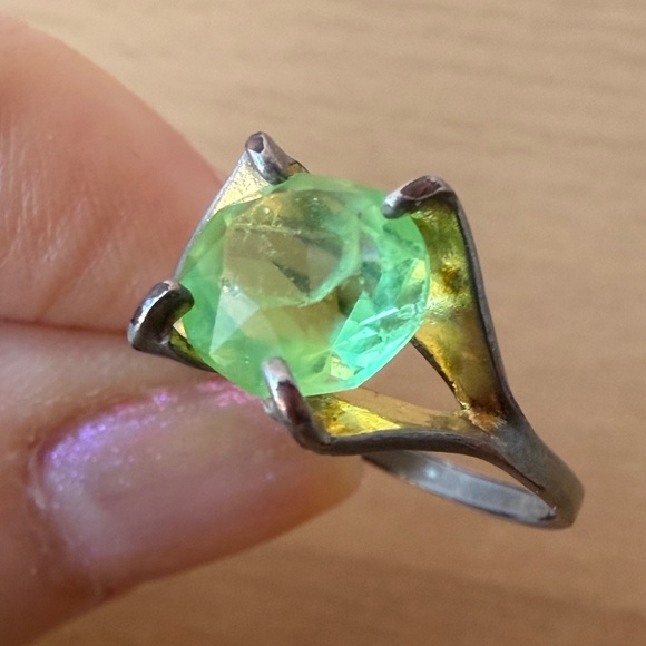 VINTAGE ROUND CUT URANIUM VASELINE GREEN GLASS RING SILVER TONE DESIGNER STAMP